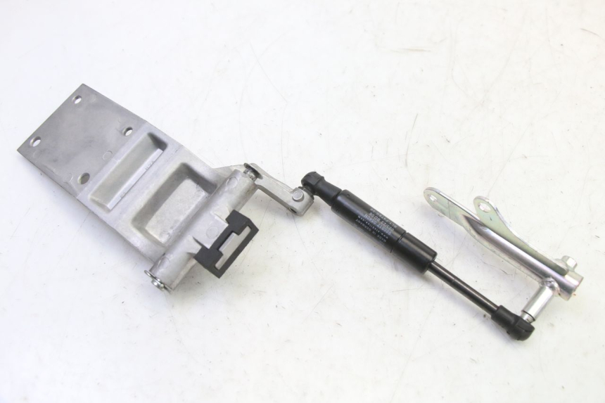 photo de VERIN COFFRE YAMAHA XMAX X-MAX 125 (2021 - 2025) - Gros plan technique