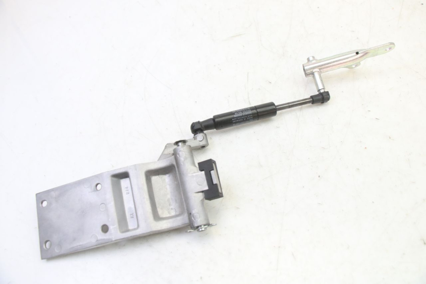 photo de VERIN COFFRE YAMAHA XMAX X-MAX 125 (2021 - 2025) - Points de fixation