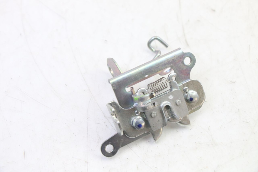 photo de VERROUILLAGE TRAPPE YAMAHA XMAX X-MAX 125 (2021 - 2025)
