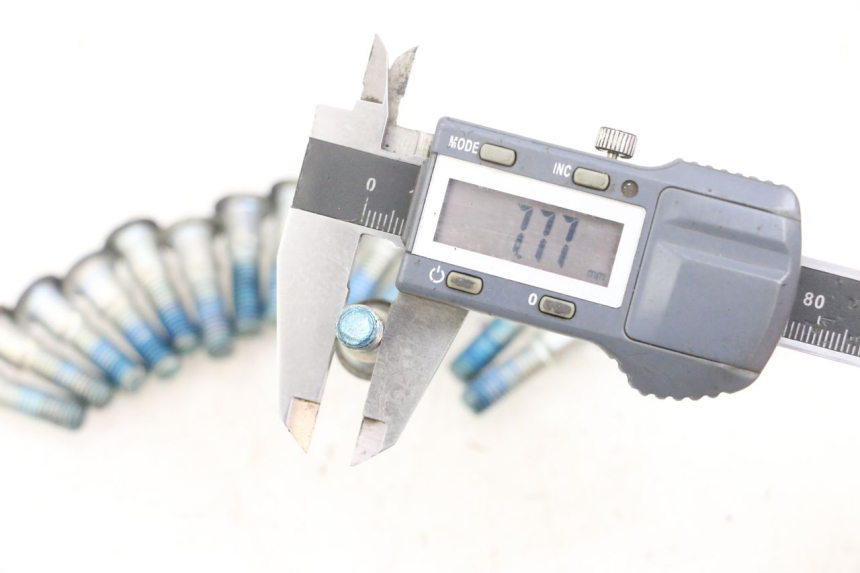 photo de VIS DISQUE DE FREIN SUZUKI GSF N BANDIT 600 (1996 - 1999) - Zoom état d’usage