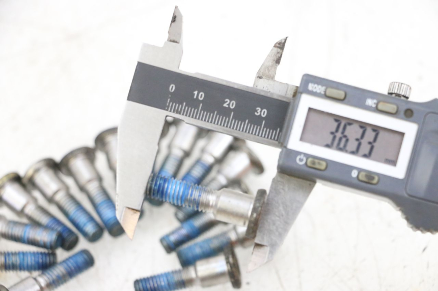 photo de VIS DISQUE DE FREIN SUZUKI GSXR GSX-R 1000 (2003 - 2004) - Autre angle de vue