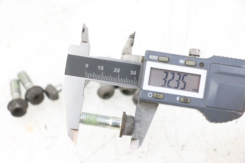 photo de VIS DISQUE DE FREIN HONDA NSR R 125 (1994 - 2003) - Gros plan technique