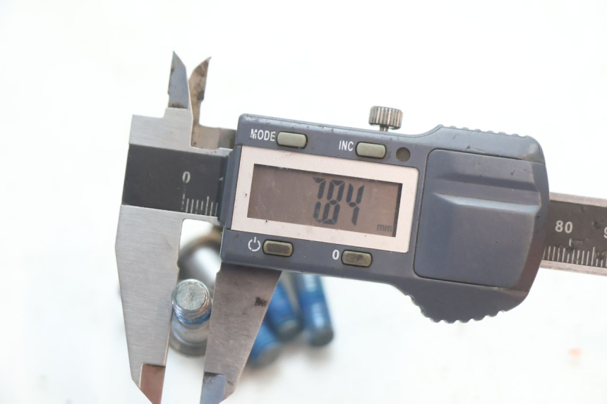 photo de VIS DISQUE DE FREIN SUZUKI SV S 650 (2003 - 2009) - Gros plan technique
