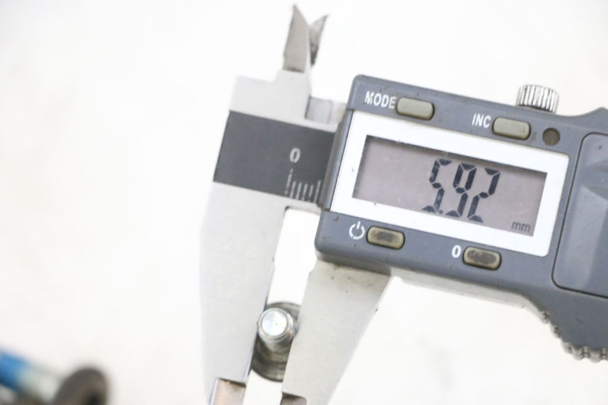 photo de VIS DISQUE DE FREIN YAMAHA XMAX X-MAX 125 (2006 - 2009) - Zoom état d’usage