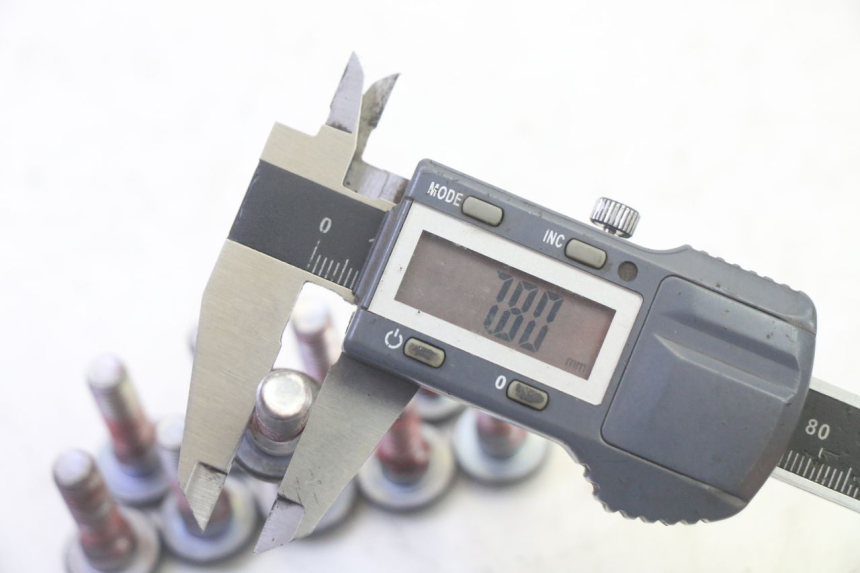 photo de VIS DISQUE DE FREIN KAWASAKI ZR 7 750 (1999 - 2001) - Gros plan technique